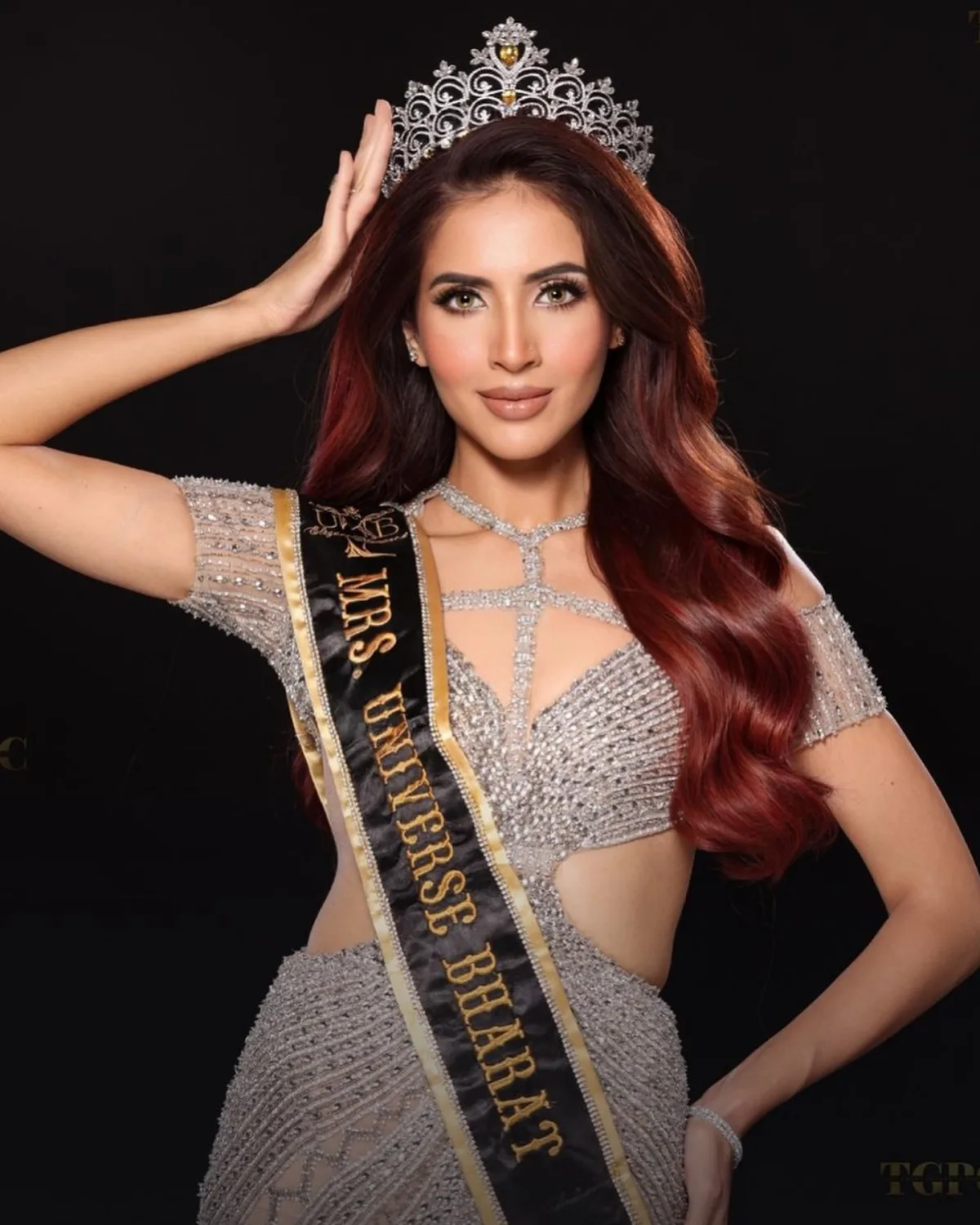 Sherry Singh, Mrs. Universe Bharat, adjusting her crown